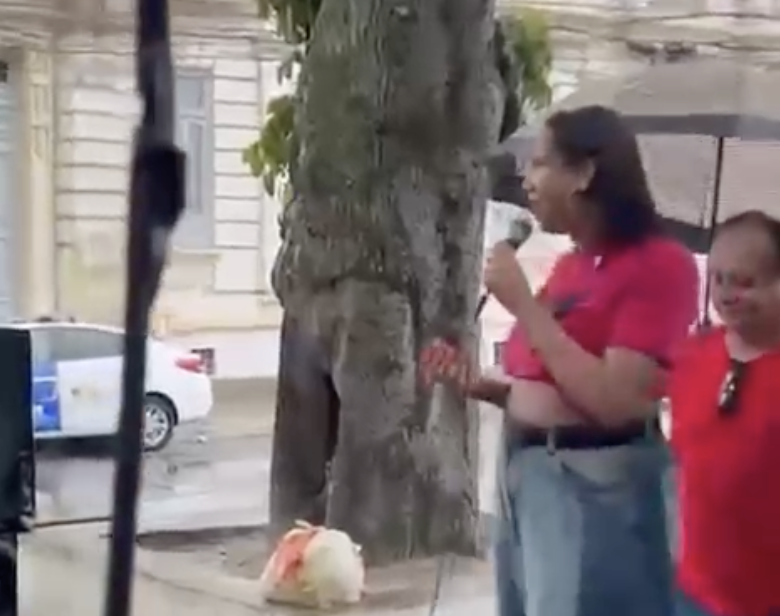 Chuva esvazia protesto contra José Ronaldo em Feira; militantes alegam dificuldades durante eleição